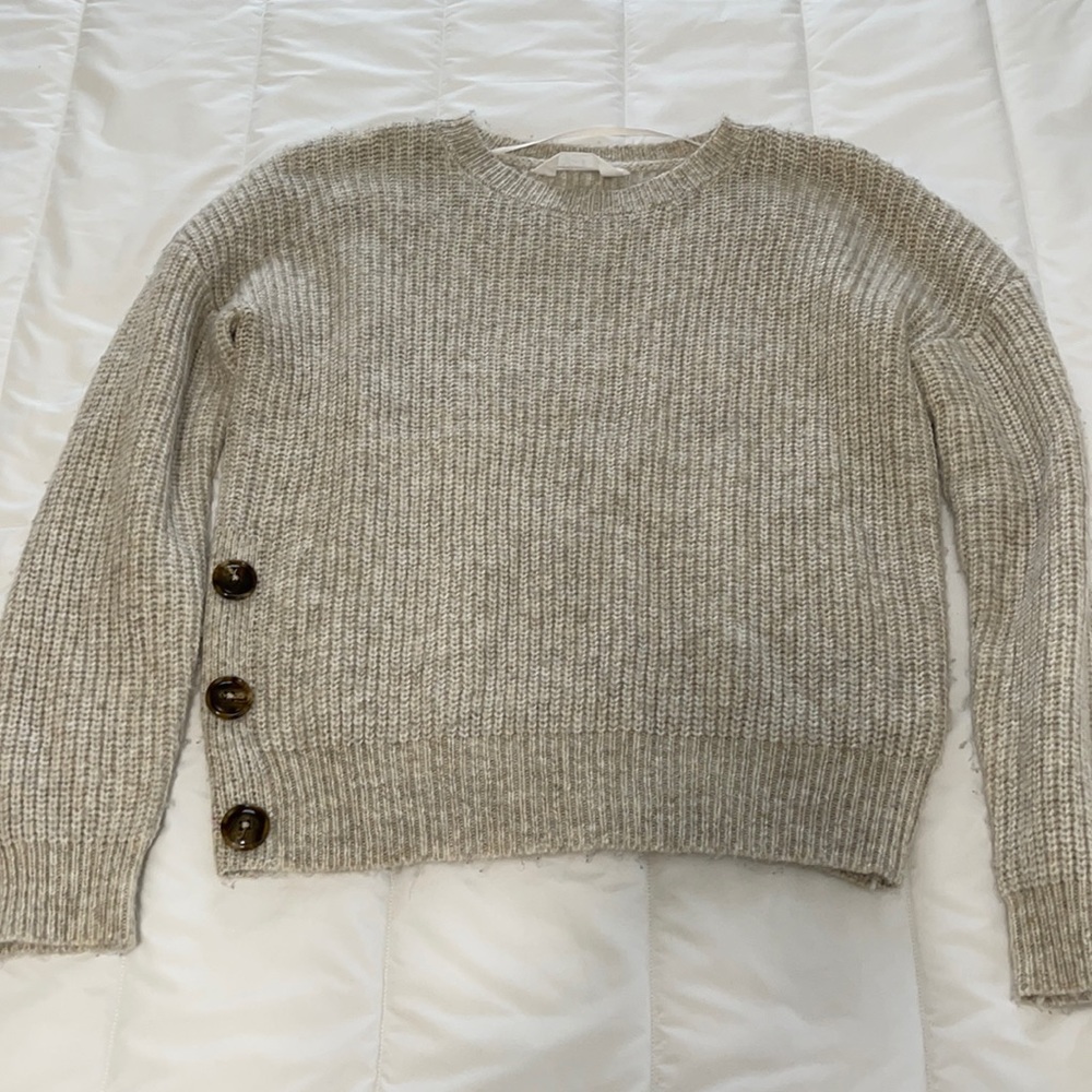 Knitted sweater with buttons